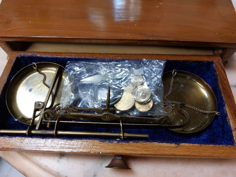 Balança de precisão antiga em estojo de veludo 

Também conhecida como