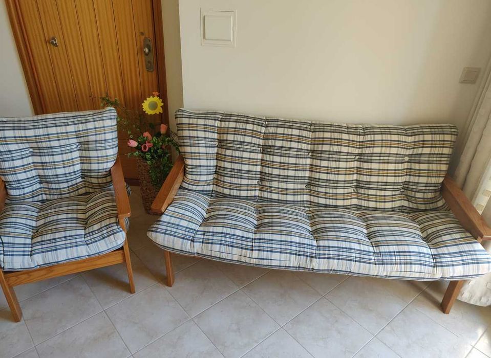 Conjunto Sofá 3 Lugares + Poltrona em Madeira + Almofadões
