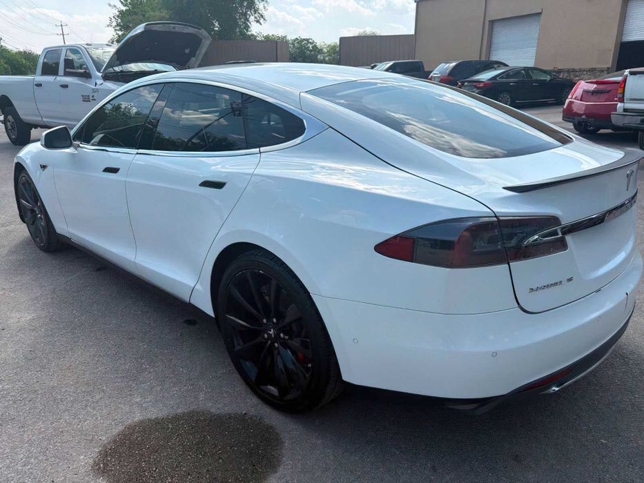Tesla Model S P85D      2015