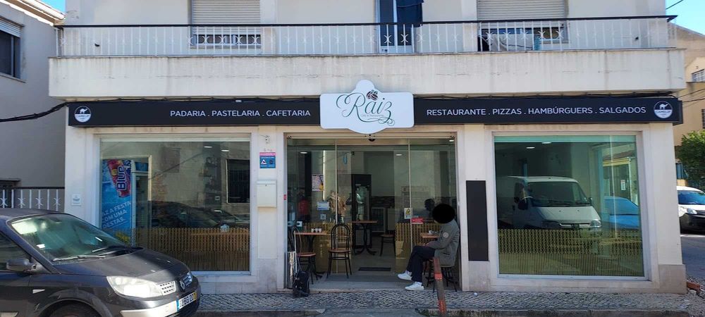 Trespasse de café em funcionamento. Inclui empresa, máquinas, equipamentos, mobiliário e loiças. Espaço do senhorio.