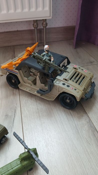 військові авто hasbro та звичайні