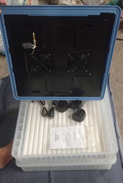 Інкубатор автоматичний Птаха 200-В (220В/12В)