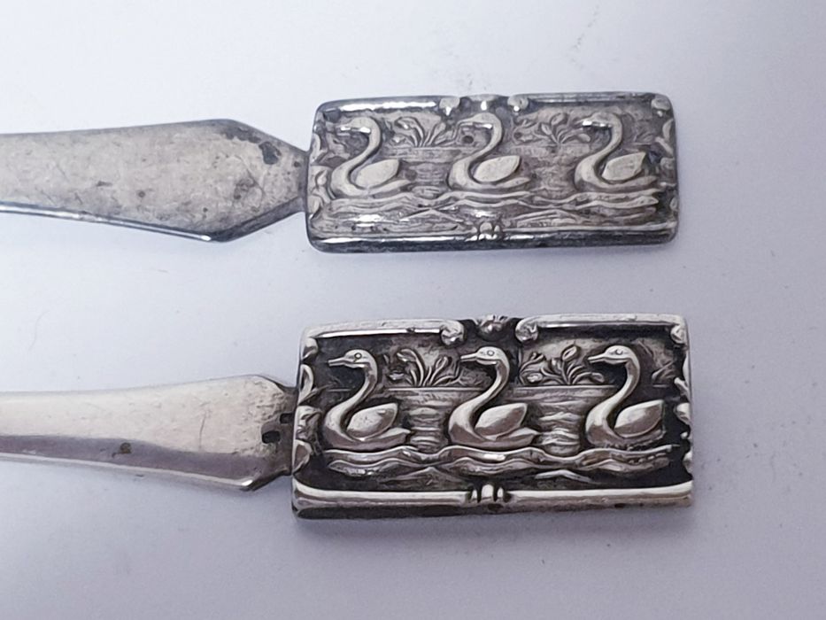 2 lindos colheres de bebé com cisnes vintage em prata portuguesa