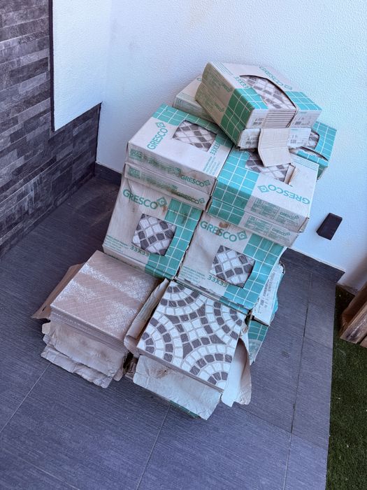 cerca de 49 m² de mosaico Gresco Portuguesa Black/White 33×33. Material novo.