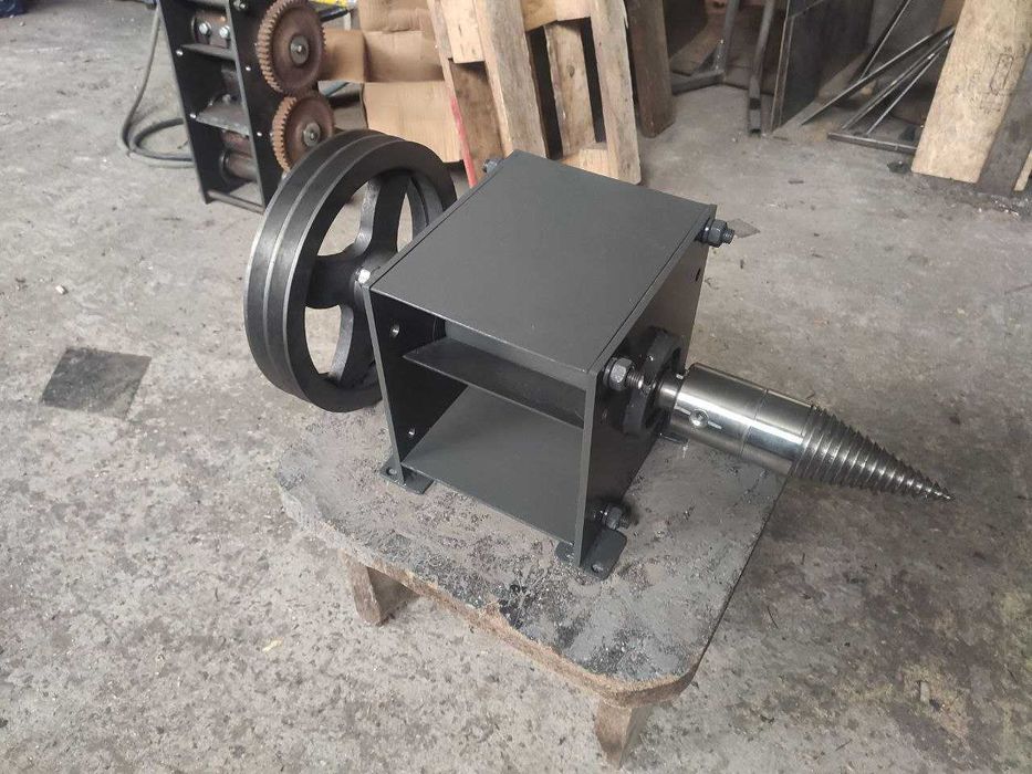 Садовий Подрібнювач гілок з дровоколом та шківом Одновальний щепоріз