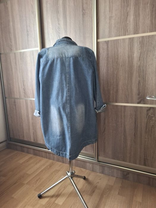 Модний джинсовий одяг в хорошому стані