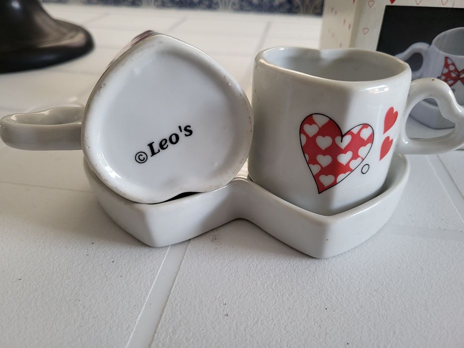 Set of two cups.423804215902883841