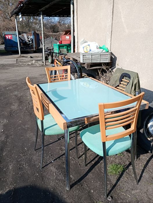 Stół że szklanym blatem i krzesła