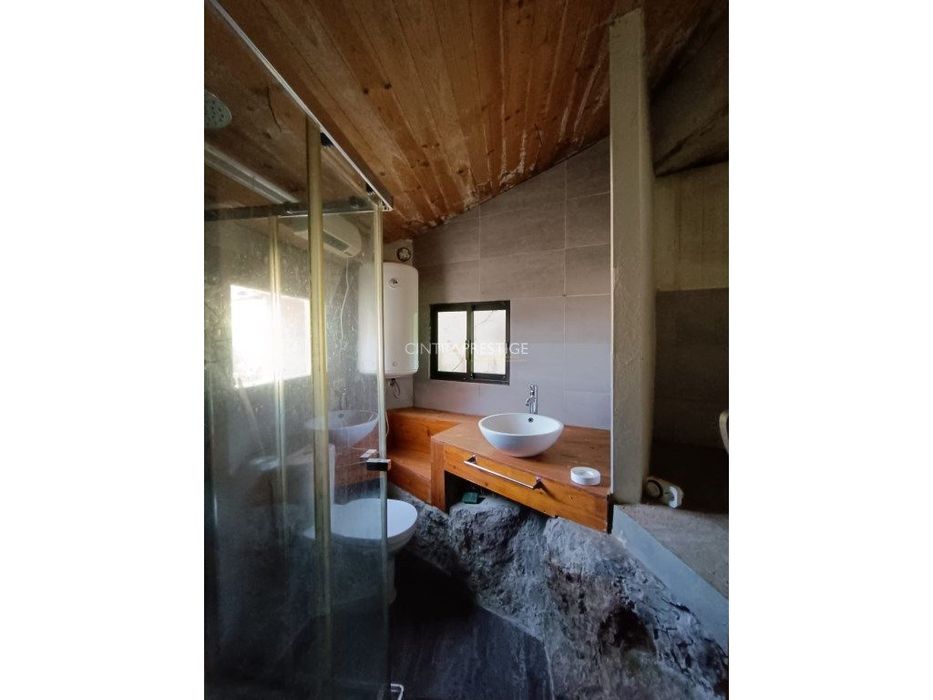 Casa implantada em terreno de 2200 m2 em pleno Pinhal de Colares