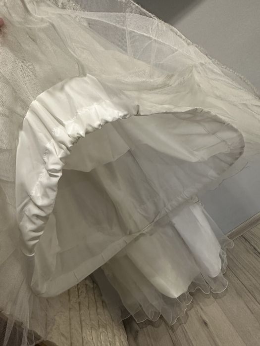 Biala suknia slubna z cekinami i stelazem okraglym pod suknie