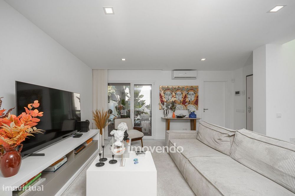 Moradia T3+1 moderna, com piscina e garagem, na Caparica