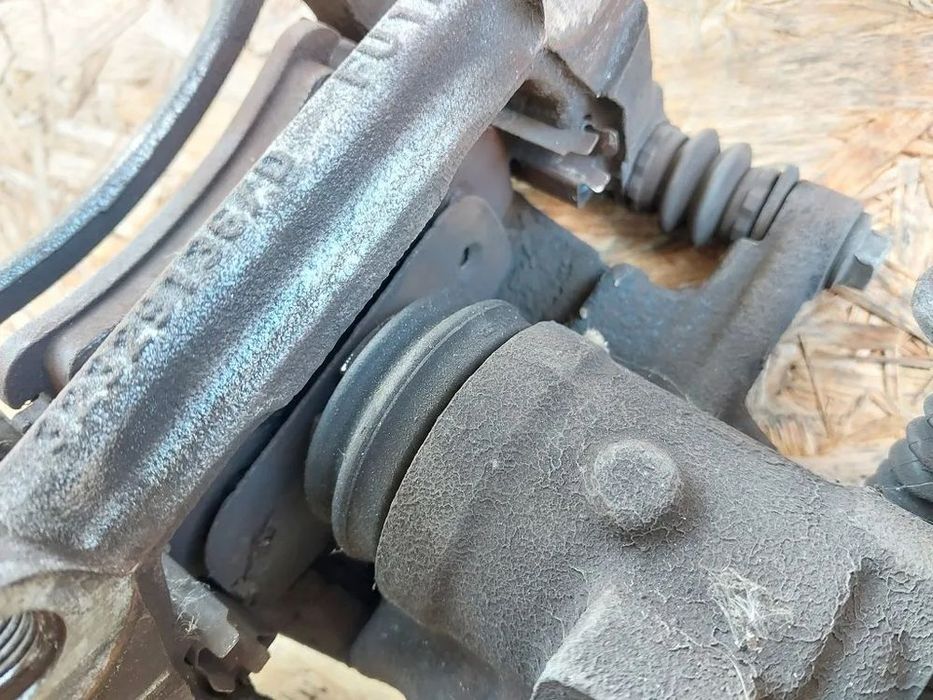 zacisk hamulcowy tylny lewy tył vw transporter t5