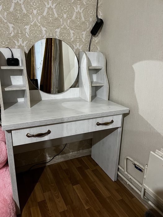 Продам туалетний столик з дзеркалом самовивіз