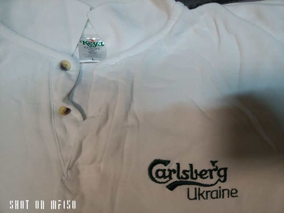 Біла футболка поло бренду Carlsberg