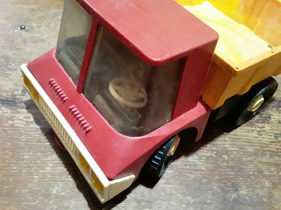 Іграшкова вантажівка пластмаса