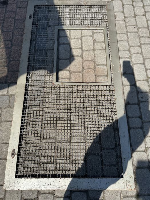 PILNIE SPRZEDAM Kraty stalowe w ramie metalowej z otworem i pełne 12 sztuk