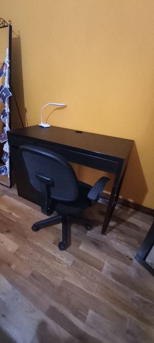 Secretária e cadeira