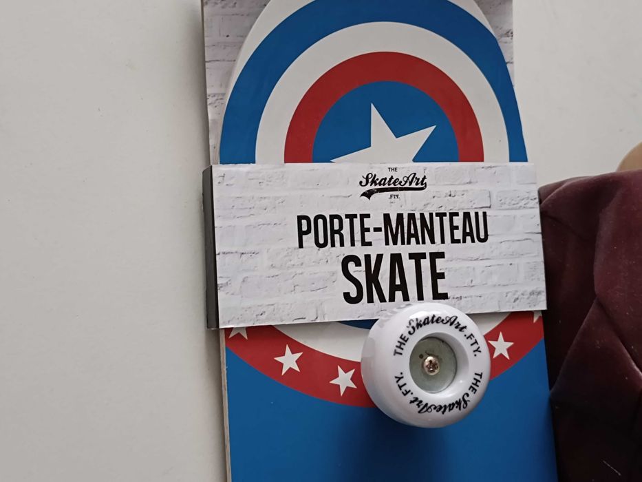 Cabide de parede em forma de skate do Capitão America