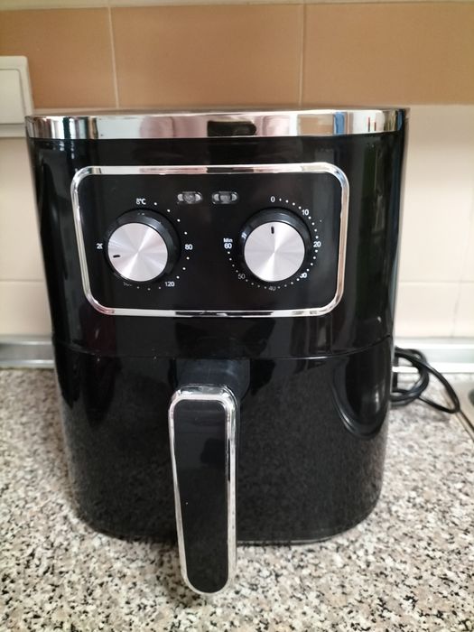 Vendo fritadeira airfryer com pouco uso