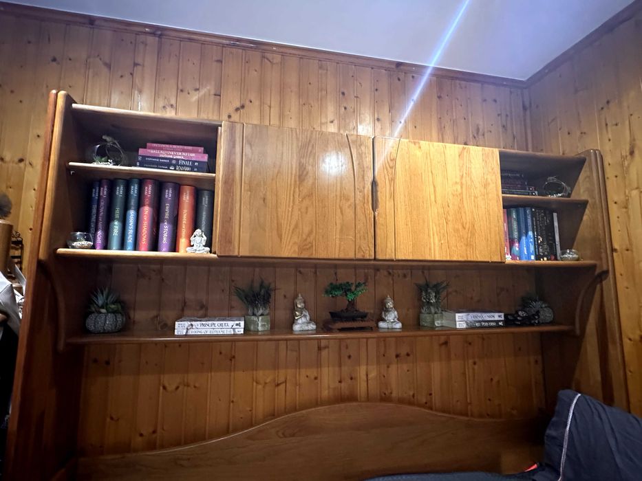 Cama de madeira maciça (90 x 200) e mesinha de cabeceira (65 x 44) com colchão incluido