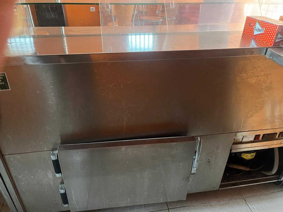 Móvel/montra bebidas/pastelaria refrigerado com uma porta interna inf