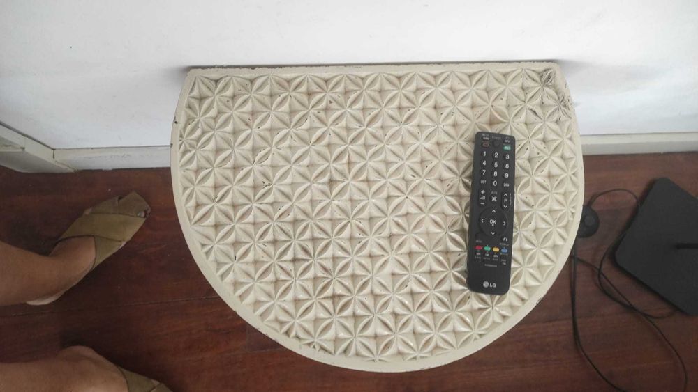 Mesa de apoio de madeira, 3 pés