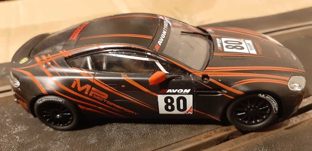 Scalextric - Aston Martin Vantage V8 - Nº80 (Preto/Vermelho)