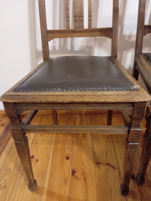 Stare dębowe krzesła obite skórą