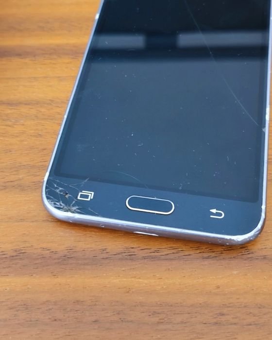Samsung J3 2016 8gb desbloqueado, com o écran partido, mas ainda funcional. A traseira está em bom estado.