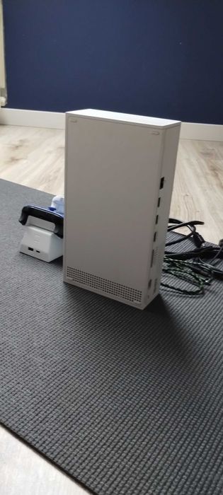 X-box series s z dwoma padami i stacja ładującą