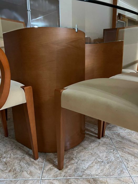 Mesa de vidro com pé de cerejeira com cadeiras