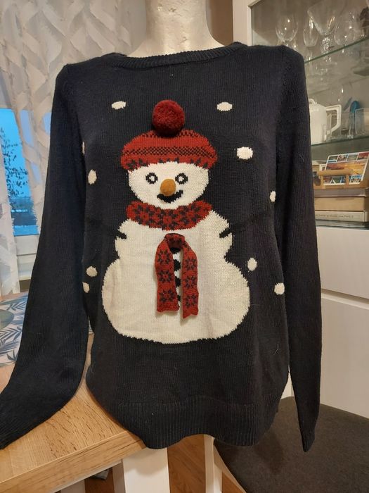 Śliczny granatowy sweter świąteczny