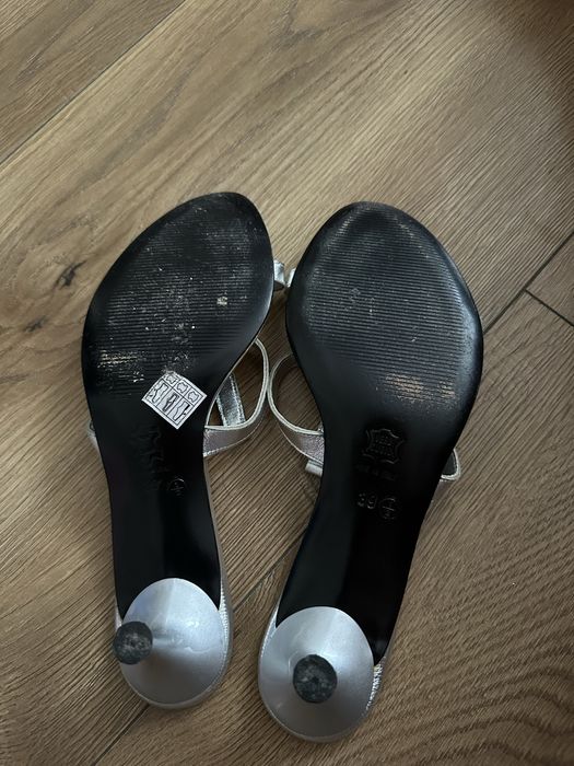 Buty na obcasie wykonane ze skóry