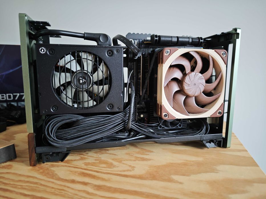 Torre PC Mini-ITX Fractal Terra - 64GB RAM - Motherboard Minisforum BD770i Ryzen 7 7745HX - Fans Noctua - PSU Corsair SF750 - 1TB SSD