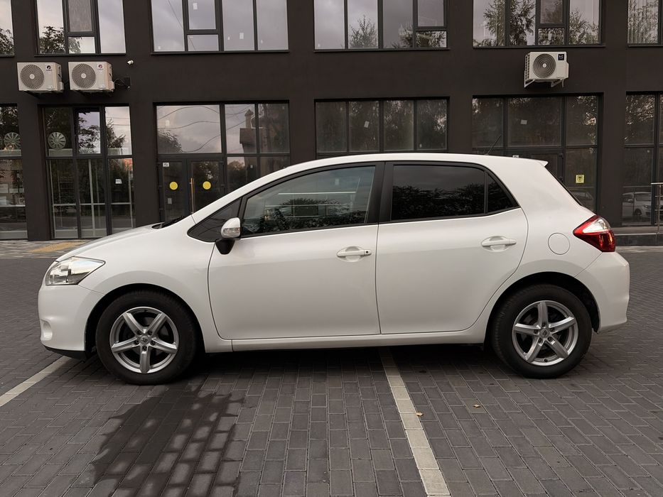 В продажу Toyota Auris 2010 рестайлінг