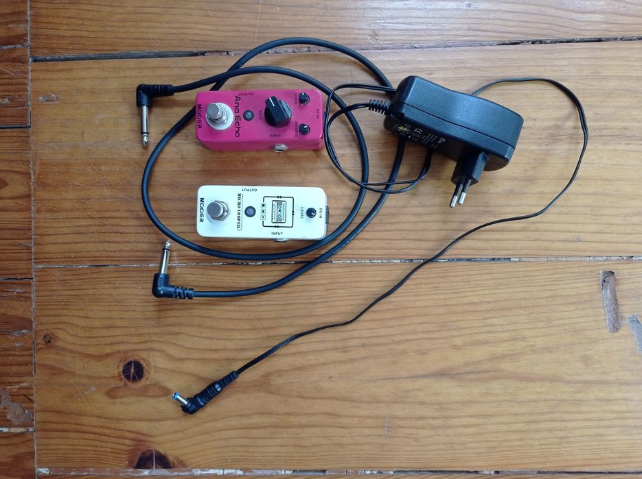 Pedais Mooer Micro Looper e Ana Echo