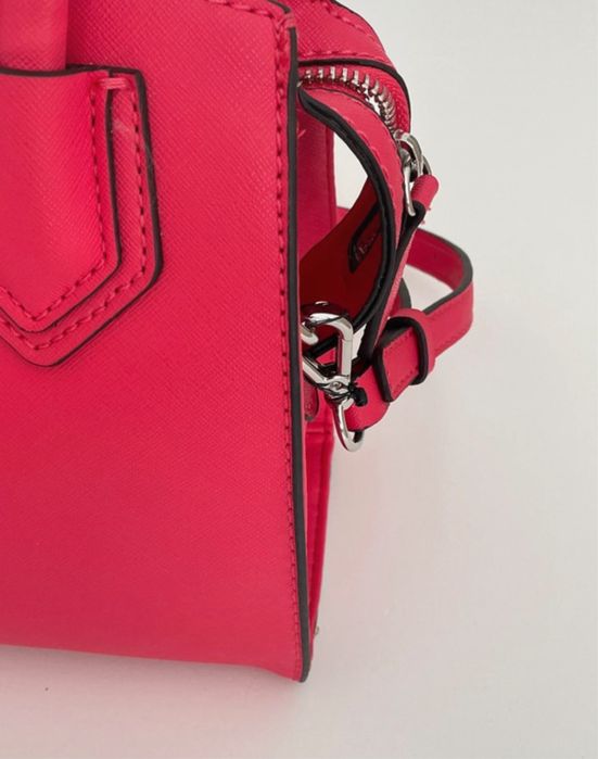 Mala rosa para usar a tiracolo ou na mao da Guess