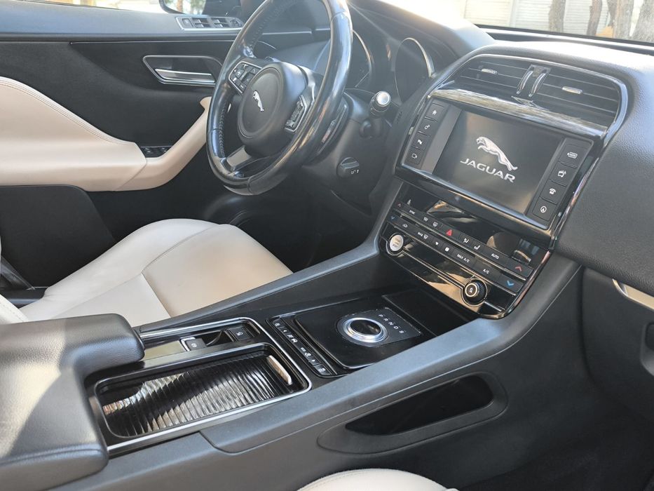 Елітне авто Jaguar F-Pace