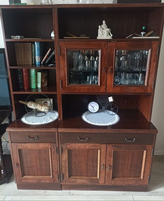 Piękny drewniany kredens