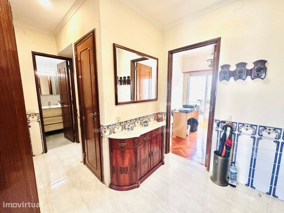 Apartamento T2 Renovado com Varanda e Elevador | Entrecampos, Lisboa