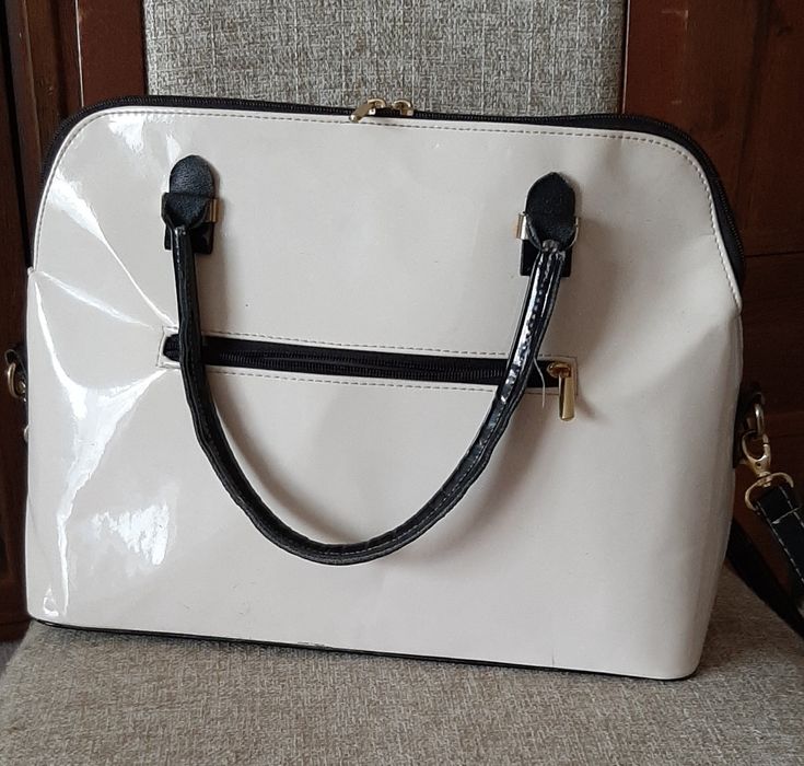 Beżowo-śmietankowa torebka