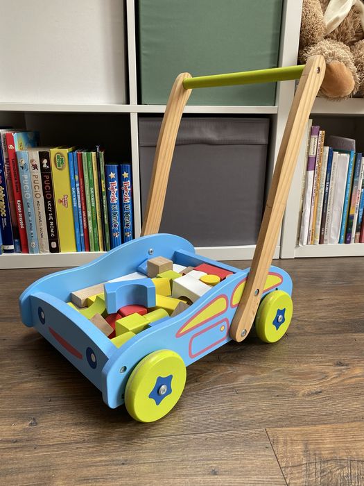 Pchacz z klockami drewnianymi