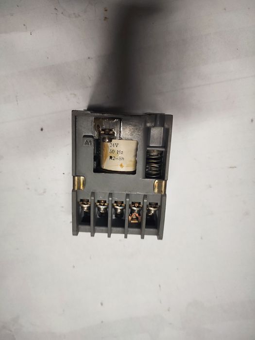 Stycznik K6E. Cewka na 24 v