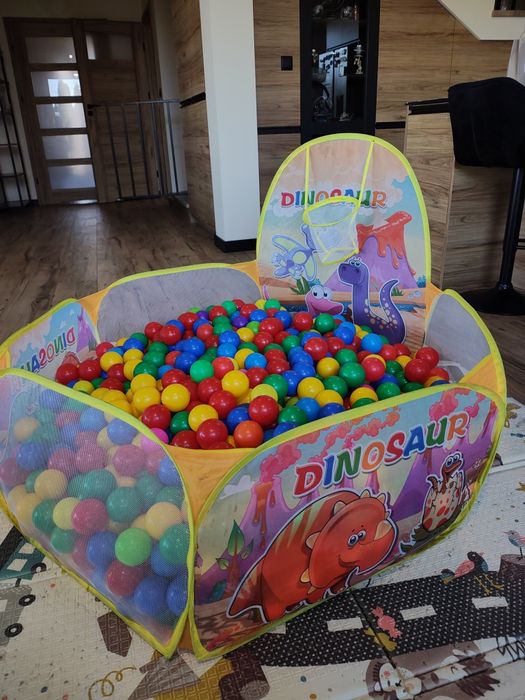 Duży basen z piłkami