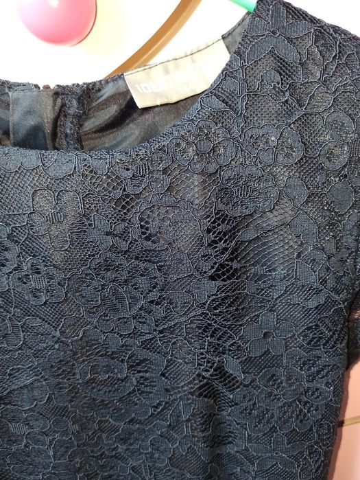 Sukienka koronka 134 piękna stan idealny granatowa