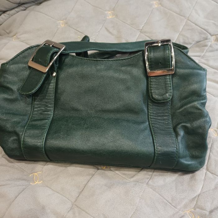 Продам сумочку шкіряну колір зелений.