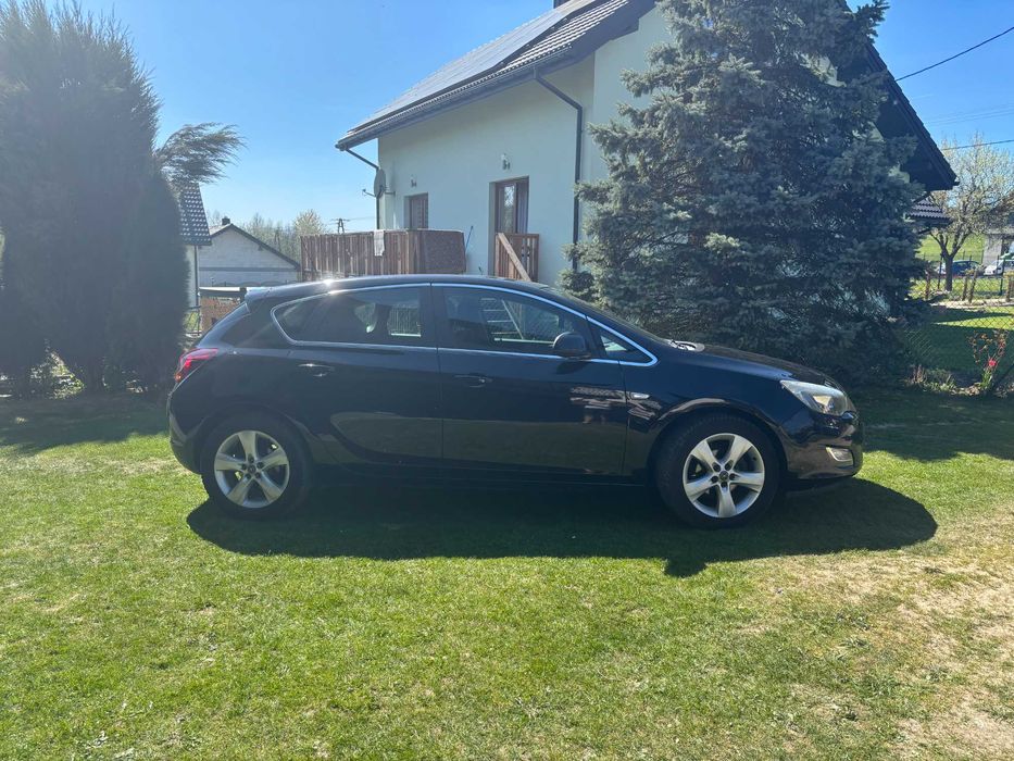 Opel Astra j 1.4 Turbo z 2010 roku