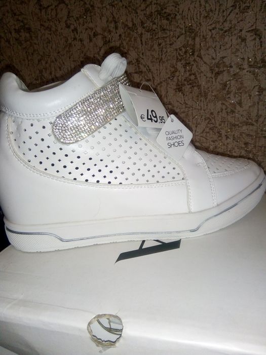 Продам женские кросовки