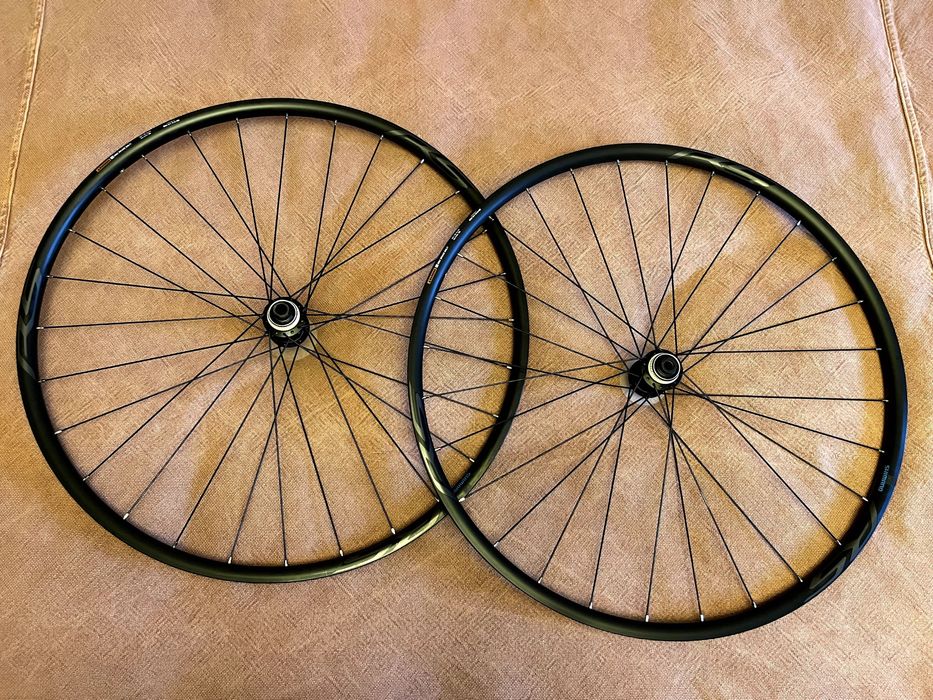 Koła rowerowe Shimano WH-RS171 Szosa Gravel tarczowe thru-axle