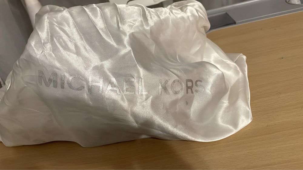 Продам босоніжки michael kors оригінал